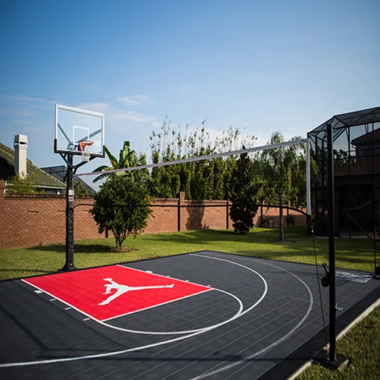 Terrain de basket-ball utilisé parquetant la surface flexible de sports de tribunaux résidentiels d'arrière-cour
